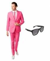 Roze heren carnavalspak maat 54 2xl met gratis zonnebril